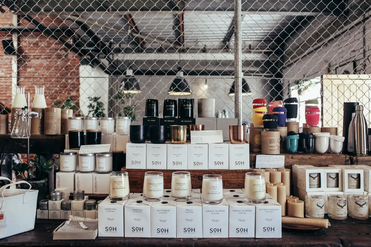 Estantes de una tienda pequeña con productos ordenados